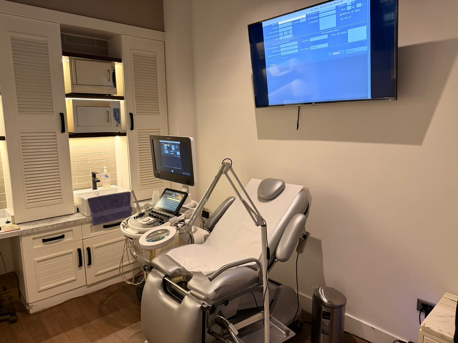 Consultorio urológico del Dr. Christian Morales en Hospital Sharp Mazatlán - Equipo para tratamiento de cálculos renales